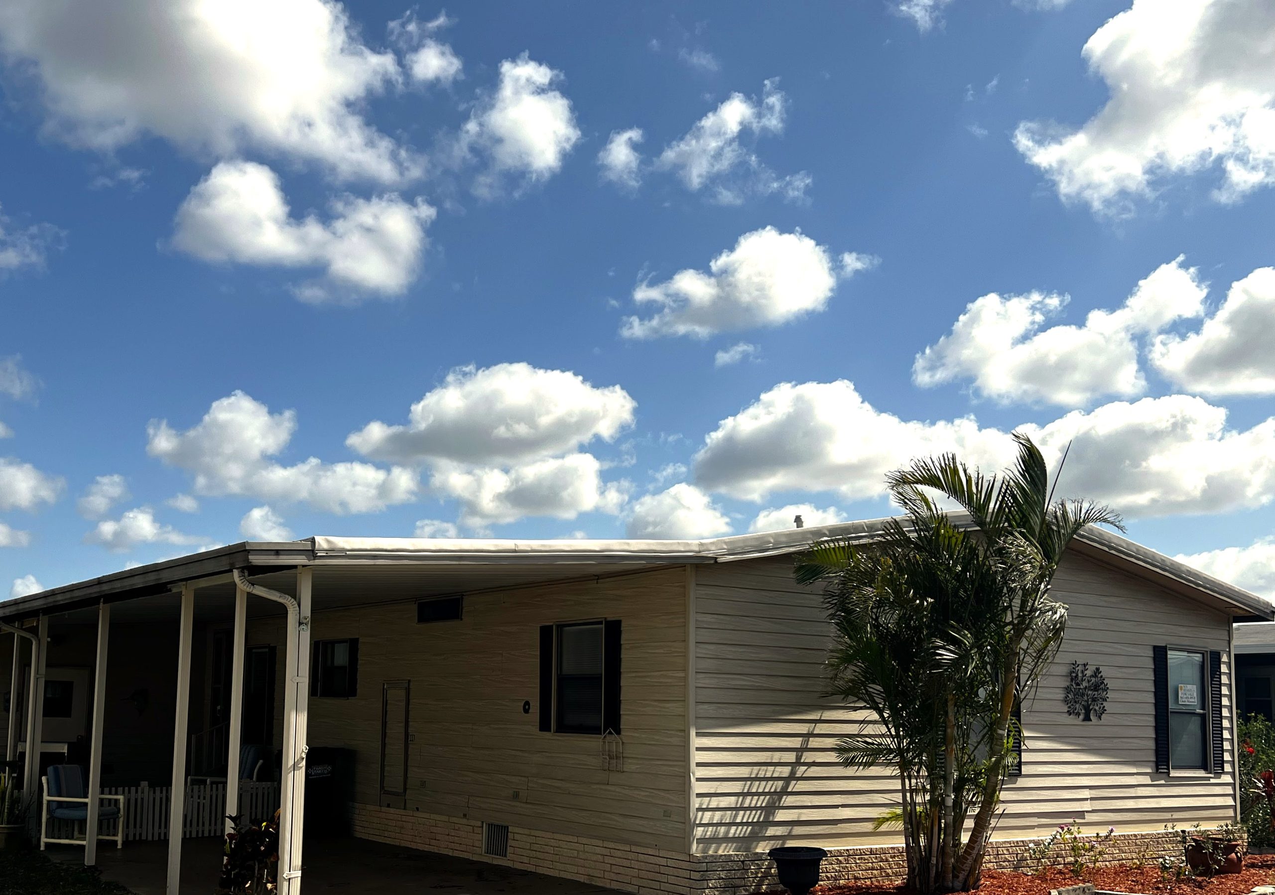 2/2 overlooking Swiss Golf & Tennis golf course, included golf cart!!