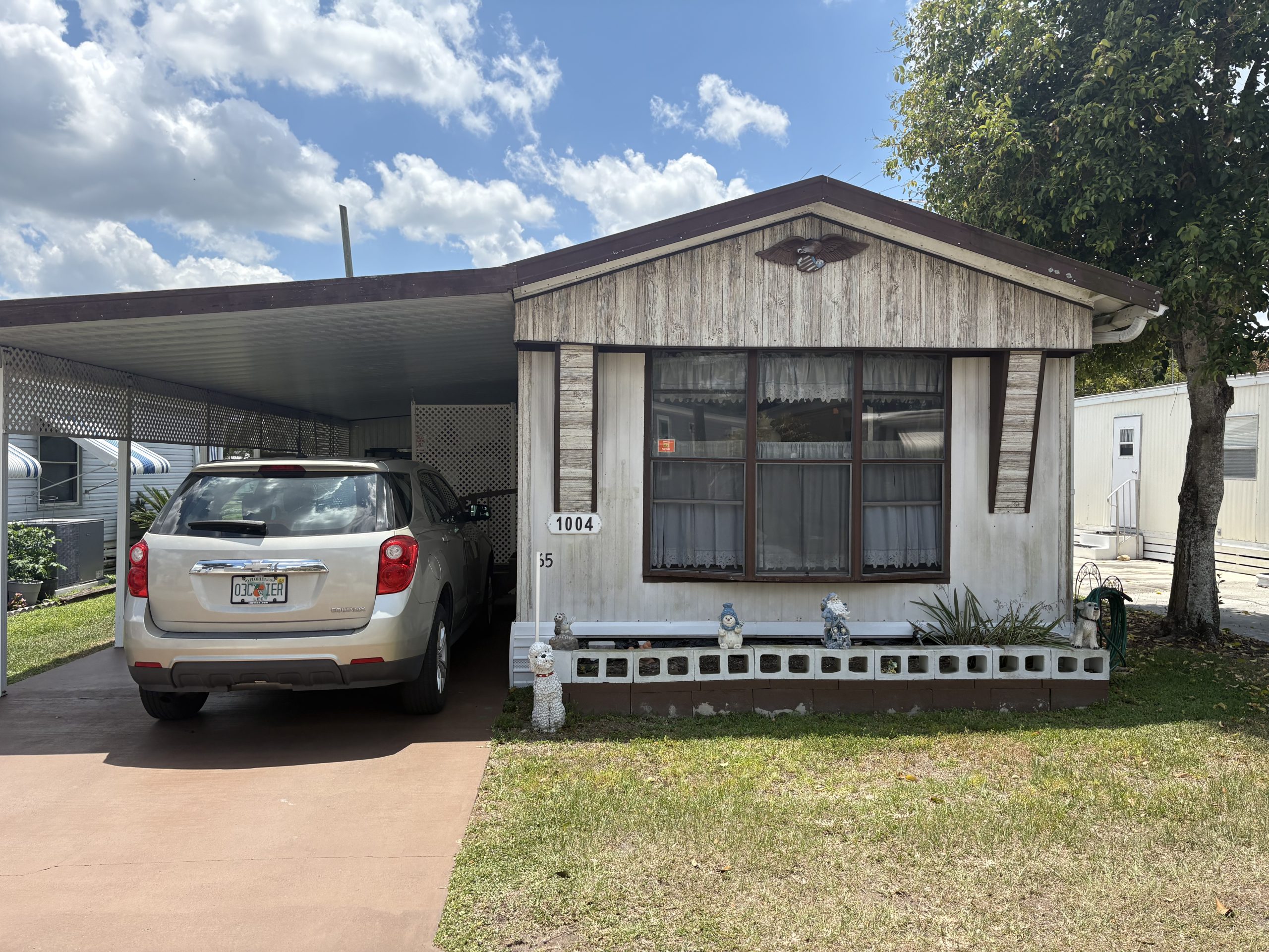 Enjoy relaxed living in this 2/2 in Fort Meade Estates