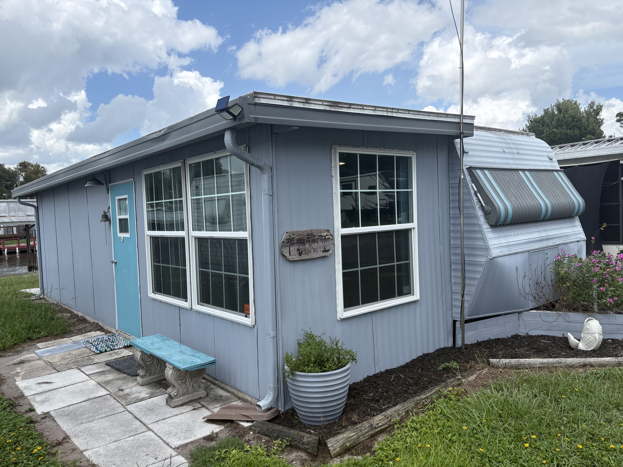 Waterfront mobile home in Jennings Resort on the canal to Lake Pierce!